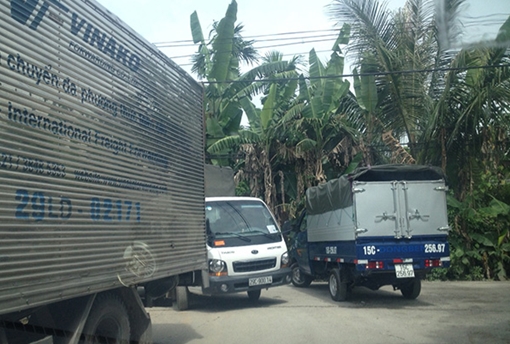 Xe trốn vé phá nát đường làng, dân lập chốt thu phí