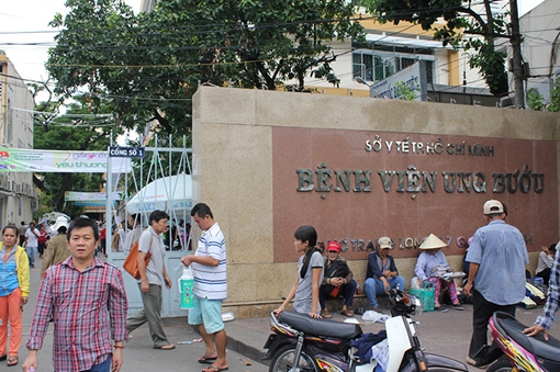 Bệnh viện Ung bướu trả lời về việc “Điều dưỡng cấp cứu người trên sàn”