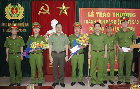 Trao thưởng vụ triệt xóa đường dây mua bán 10 bánh heroin