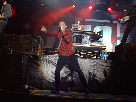 Một ngôi sao của làng nhạc rock tự tử sau nhiều năm bị lạm dụng