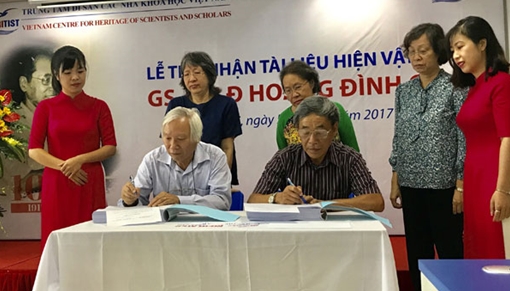 Tiếp nhận 6.000 tài liệu, hiện vật của Giáo sư, AHLĐ Hoàng Đình Cầu