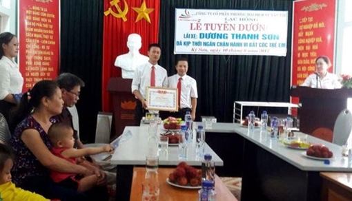 Tuyên dương tài xế taxi mưu trí giải thoát 2 em gái khỏi cạm bẫy buôn người