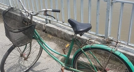 Cô gái đạp xe lên giữa cầu rồi gieo mình tự vẫn