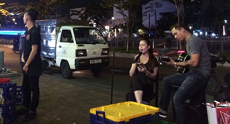 Kiếm sống ở… bờ kè