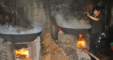 Phận người “hấp” mình trong lò cá