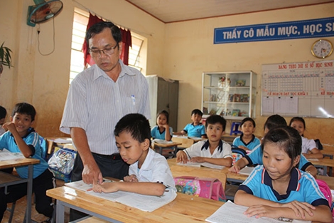 Nhọc nhằn “cõng chữ” lên biên giới