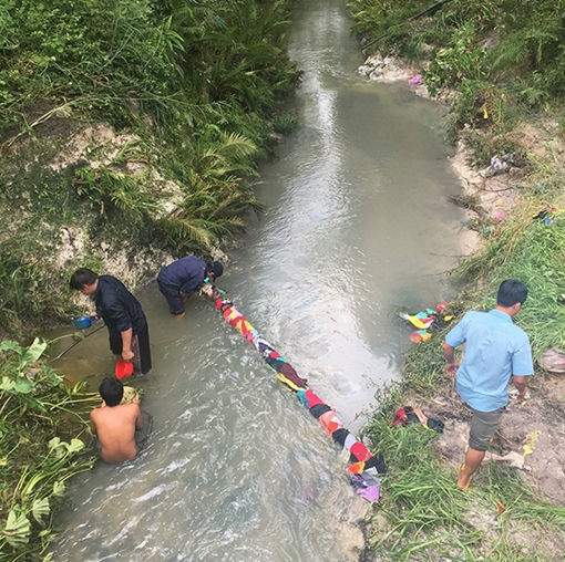 Dầu tràn ra suối gây ô nhiễm nghiêm trọng ở tỉnh Bình Phước