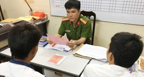 Bé trai bị bỏ rơi tại nhà nghỉ đã được bố đẻ và bác ruột xin nhận lại