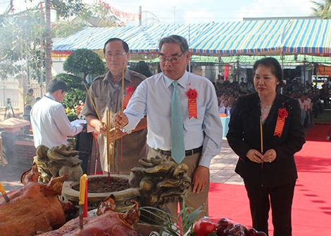Dâng hương kỷ niệm 57 năm ngày hy sinh của Anh hùng Mai Thị Nương
