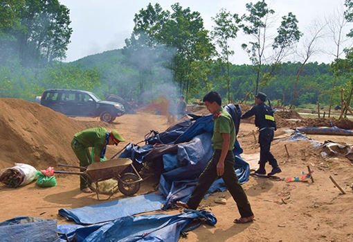 Cần hoàn thổ và đóng cửa mỏ vàng Bồng Miêu