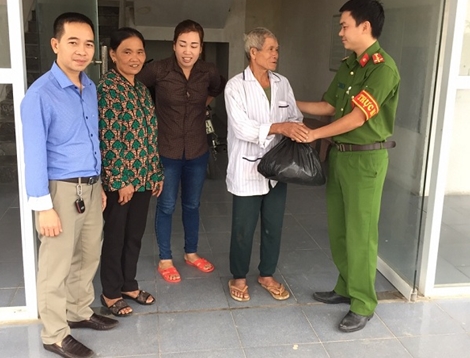 Công an giúp cụ ông đi lạc gần 30 km về nhà