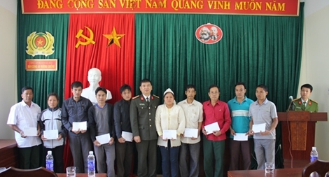 Công an tỉnh Bắc Kạn ủng hộ nhân dân huyện Đà Bắc 100 triệu đồng