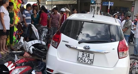 Xế hộp lao lên vỉa hè, tông 7 xe máy