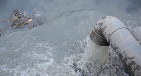 Bắt quả tang doanh nghiệp xả thải ra kênh thủy lợi Bắc Hưng Hải