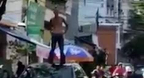 Đối tượng “ngáo đá” nhảy lên mui xe “Mẹc” nhảy múa, la hét
