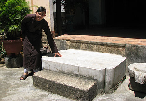 Phiến đá oán hờn ở chùa Thập Tháp