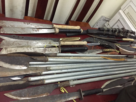 Truy bắt hai nhóm hỗn chiến, Cảnh sát thu giữ cả "kho" hung khí