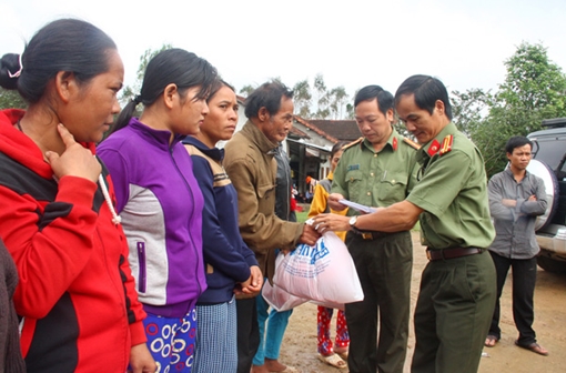 300 phần quà tết đến với người dân ở Bình Định, Khánh Hòa, Ninh Thuận