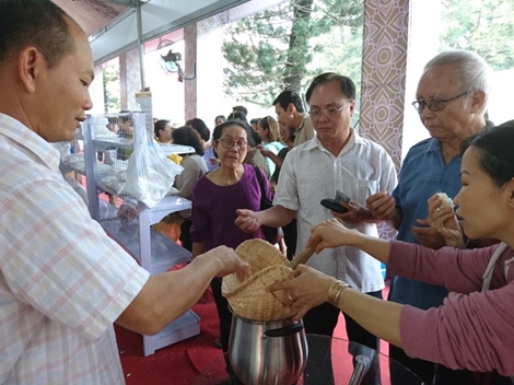Dân Sài thành thích thú đi… “chợ Lào”
