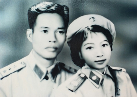 Bà lão ngồi chép… thư tình