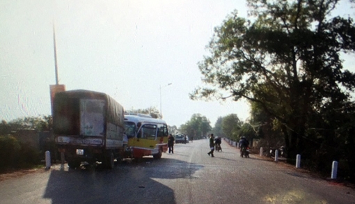 Xe tải lấn làn đâm xe buýt khiến 2 người tử vong