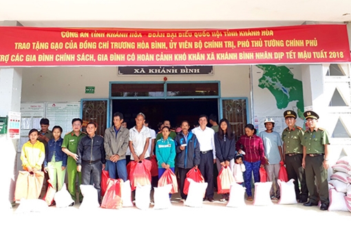 Trao những phần gạo nghĩa tình cho người dân Khánh Bình