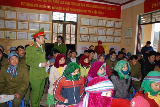 Lên cao nguyên đá nghe Công an “cắm bản” tuyên truyền pháp luật