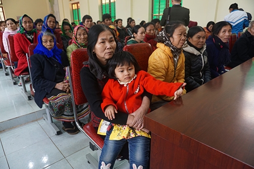 Trao 100 suất quà cho các hộ nghèo Quế Phong