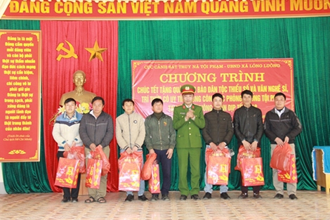 Mang hơi ấm Tết đến với đồng bào 2 tỉnh Sơn La, Hòa Bình