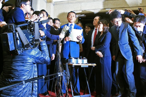 Chính trường Nhật Bản rung chuyển bởi bê bối mua bán đất công