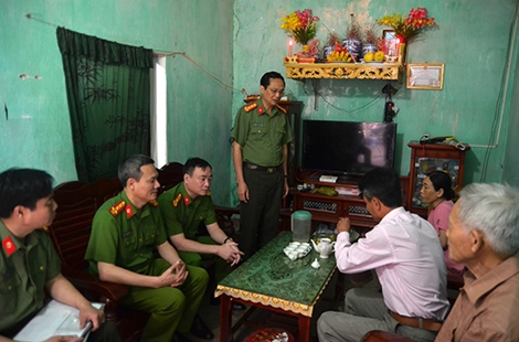 Thăm, tặng quà gia đình 2 đồng chí cán bộ Công an xã tử nạn