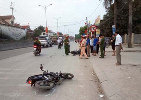 Xe container cán 3 nam sinh thương vong