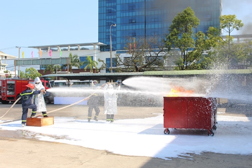 Thực nghiệm xe chữa cháy công nghệ 1.7 và xe công nghệ CAFS