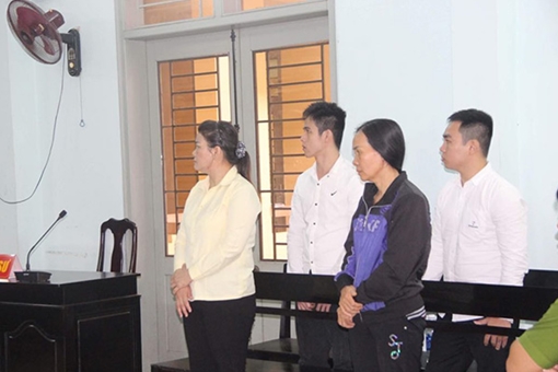 Chụp ảnh “nóng” của người yêu tung lên mạng để môi giới bán dâm