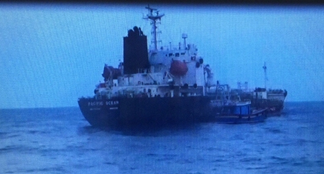 Tạm giữ 2 tàu nước ngoài sang mạn dầu trái phép