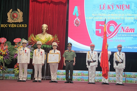 Phòng Quản lý đào tạo của Học viện CSND đón Huân chương Bảo vệ Tổ quốc hạng nhì