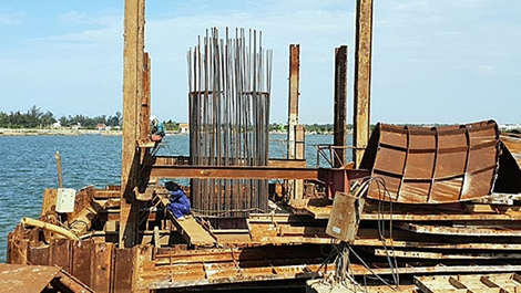 Vướng mặt bằng, cầu Tam Giang được thi công kiểu… “rùa bò”