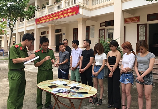 Nhóm đàn ông phê ma túy cùng 4 cô gái trong quán karaoke Luxury