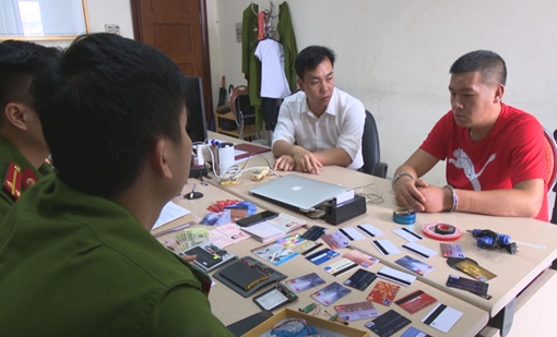 Bắt quả tang 1 người Trung Quốc dùng thẻ giả rút trộm tiền tại cây ATM