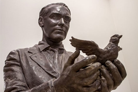 Julio López, người “thổi” hồn thơ vào điêu khắc