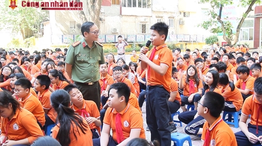 Học sinh thích thú với buổi học ngoại khóa “Phòng chống tội phạm”
