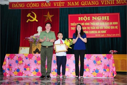 Khen thưởng học sinh nghèo trả nhặt được của rơi trả lại người đánh mất