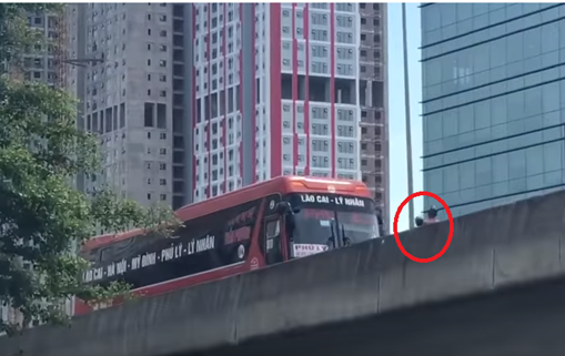 Xác minh clip xe máy “ép” xe khách đi lùi ở đường trên cao