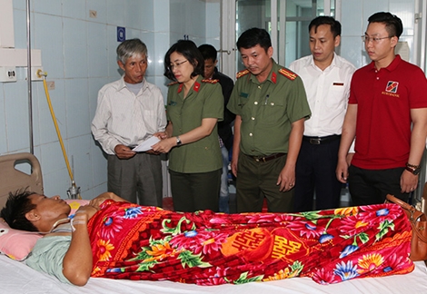 Sẻ chia nỗi đau với người dân vùng lũ