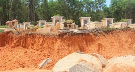 Ngang nhiên khai thác đất trái phép, xâm phạm mồ mả