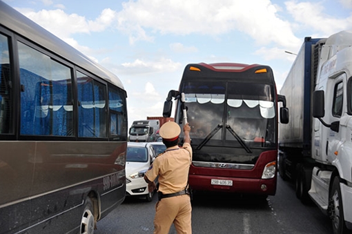 Cảnh sát giao thông trầm mình trong nắng 40 độ C