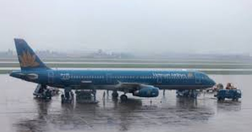 Mưa to, máy bay nằm lại đường băng vì trục trặc kỹ thuật