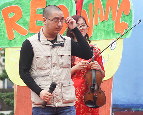 Nhà văn khiếm thị: "Vịn câu thơ đứng dậy"