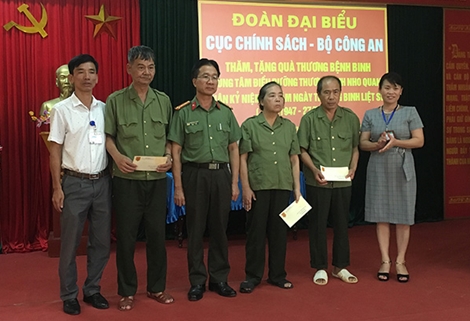 Thăm, tặng quà Trung tâm điều dưỡng thương binh Nho Quan