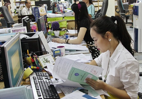 Cấm cán bộ, công chức BHXH nhận quà của người dân